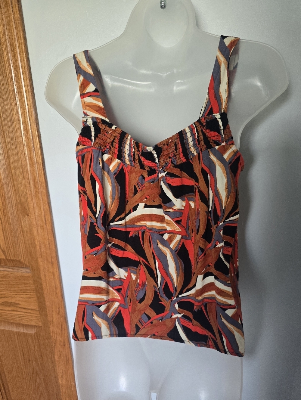 Evereve smocked tank top tropical abstract rust, red, black, cream Womans Medium - Picture 3 of 8